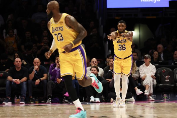 证券配资炒股 为此而生！41岁老詹&32岁斯玛特燃烧自我 火箭球员和教练太过抽象